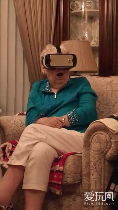 老太太体验VR《侏罗纪公园》 吓到崩溃惊声尖叫