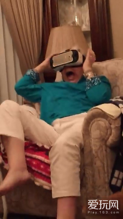 老太太体验VR《侏罗纪公园》 吓到崩溃惊声尖叫