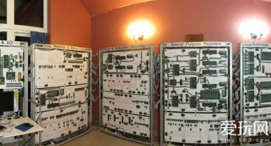 男子打造“超级电脑”玩俄罗斯方块