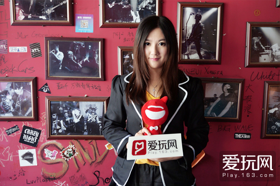 小苍在《电竞高校2》拍摄现场接受记者采访